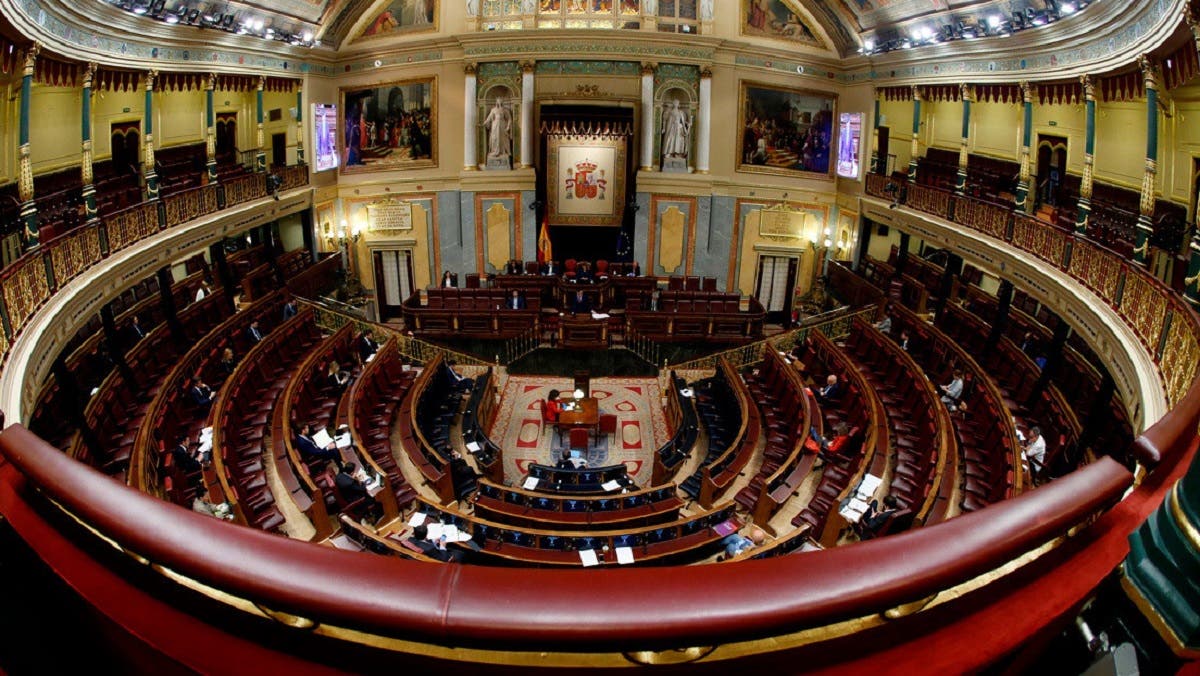 Interior del congreso español durante una sesión, reflejando la atmósfera del debate sobre el catalán y euskera.