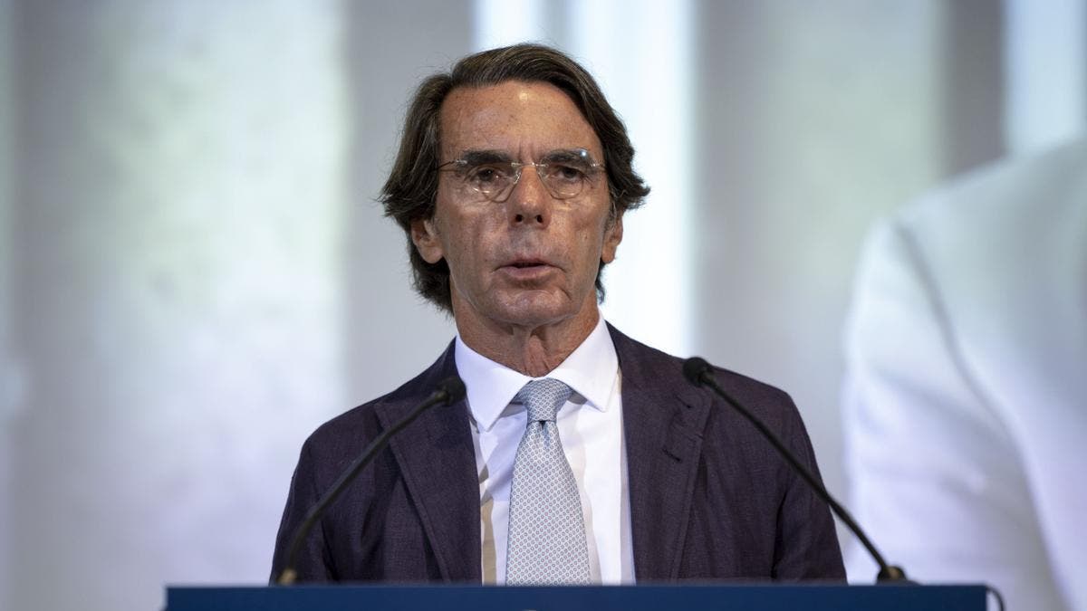 Retrato referencial de José María Aznar en contexto con su crítica hacia el Gobierno de Sánchez.