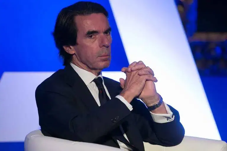 Retrato de José María Aznar en contexto del debate con Puigdemont.