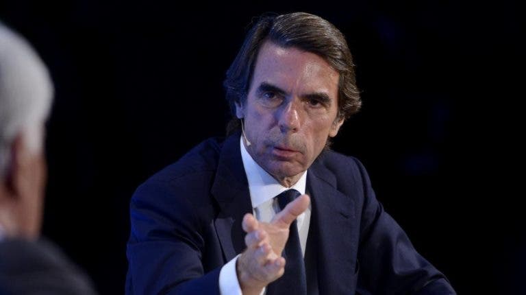 José María Aznar en una pose contemplativa, reflejando el contexto de la tensión con Puigdemont.