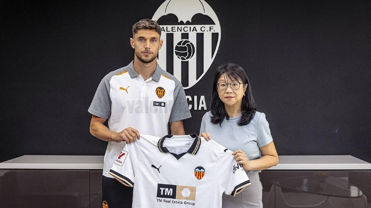 Yaremchuk en su presentación con el Valencia, sosteniendo orgullosamente la camisa del equipo.