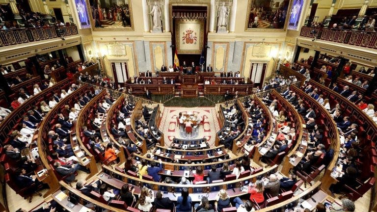 Foto del edificio del congreso español donde se debate sobre el uso del catalán y euskera.