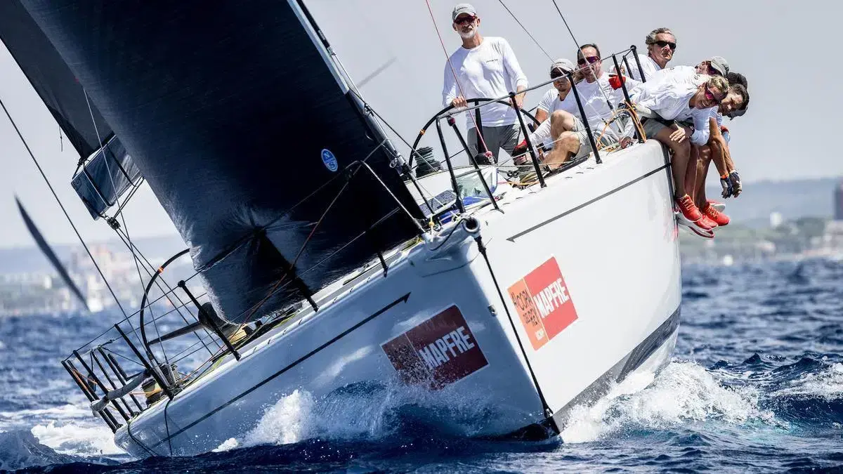 Felipe VI junto a la familia real a bordo del nuevo velero.