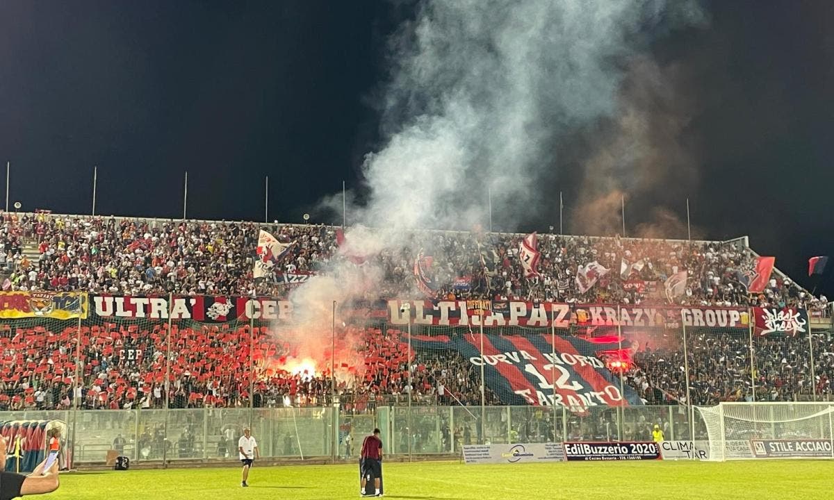 Los tifosi del Foggia incendiaron el estadio del Tarento