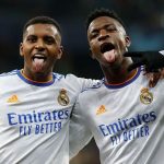 Rodrygo y Vinícius Júnior celebrando un gol con el Real Madrid, reflejando su importancia en la delantera blanca