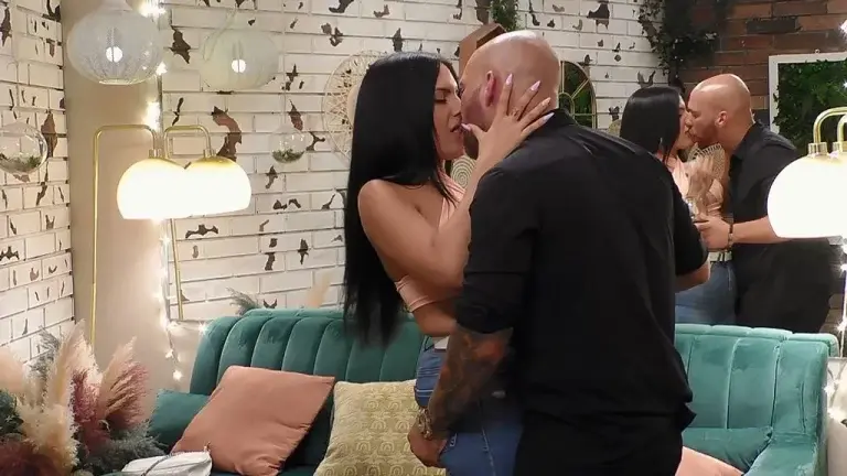 Juan y Monti compartiendo un apasionado beso en 'First Dates