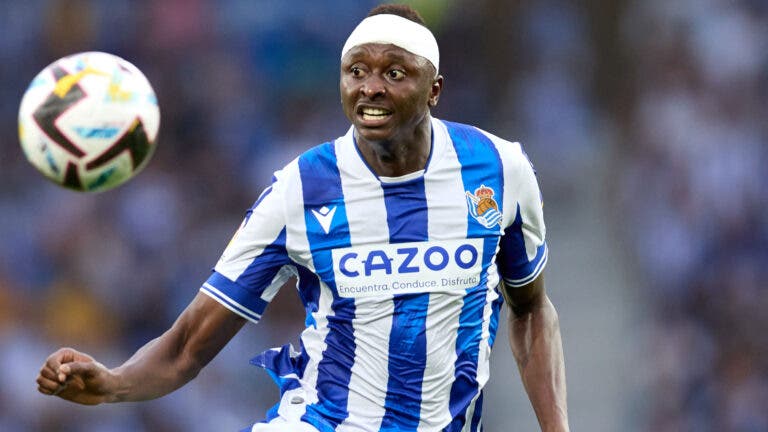 Umar Sadiq no consigue la titularidad en la Real Sociedad