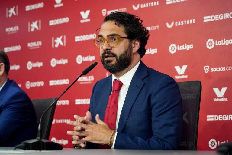Víctor Orta mantiene abierta la puerta de salida del Sevilla FC