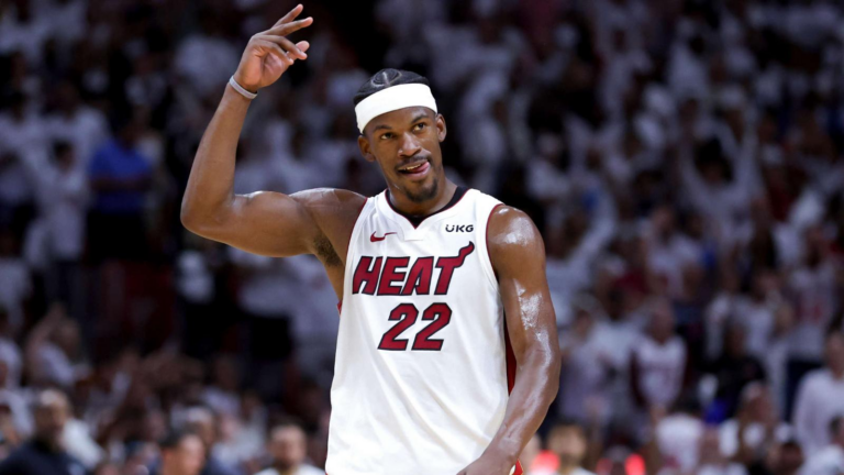 Butler mete a Miami Heat en la carrera por un All-Star