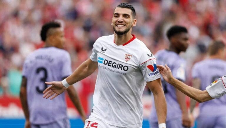 Rafa Mir, más cerca de la puerta de salida