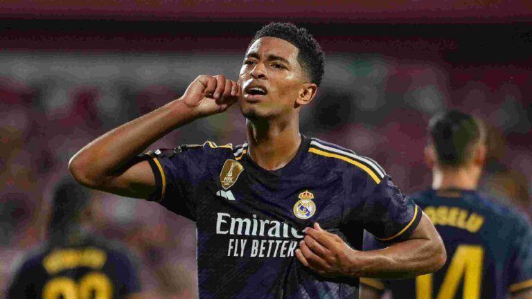 Bellingham: La lesión es más infausta de lo previsto y el Real Madrid teme perderlo dos meses El británico podría perderse el derbi ante el Atlético y los octavos de la Champions League Solo han pasado diez días desde que el madridismo recibió el impacto de la lesión de Jude Bellingham, pero las noticias que llegan desde la enfermería son alarmantes. El centrocampista inglés, que había sido la pieza indispensable tanto para Xabi Alonso como para Álvaro Arbeloa, vio cómo su temporada se truncaba de raíz tras disputar apenas diez minutos contra el Rayo Vallecano. Aunque el diagnóstico oficial del club apuntaba a un problema en el músculo semitendinoso de la pierna izquierda con un mes de baja, nuevas informaciones sugieren que el túnel de recuperación será mucho más largo de lo esperado. Según ha confirmado el comunicador Ramón Álvarez de Mon, la dolencia del británico es más compleja de lo que se estimó inicialmente. La previsión de 30 días de ausencia se ha quedado corta y ya se habla de un periodo de baja de hasta dos meses. Este nuevo escenario es crítico para el Real Madrid, que se adentra en la fase más decisiva del curso con todas las competiciones en juego y sin su principal referente en la creación y llegada al área. Si se confirma este plazo de ocho semanas, el Real Madrid tendrá que sobrevivir a un maratón de partidos sin Bellingham que incluye citas clave en LALIGA ante el Elche, el Mallorca y, especialmente, el derbi frente al Atlético de Madrid. Además, en el plano internacional, el británico se perdería la eliminatoria completa de los octavos de final de la Champions League y llegaría al límite de tiempo, sin ritmo de competición, para una hipotética ida de cuartos de final. Jude Bellingham señalándose el oído durante una celebración, reflejando su importancia goleadora en el Real Madrid.