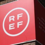 Primer plano del logo de la Real Federación Española de Fútbol (RFEF) en su sede, representando la intervención del Juez de Competición.