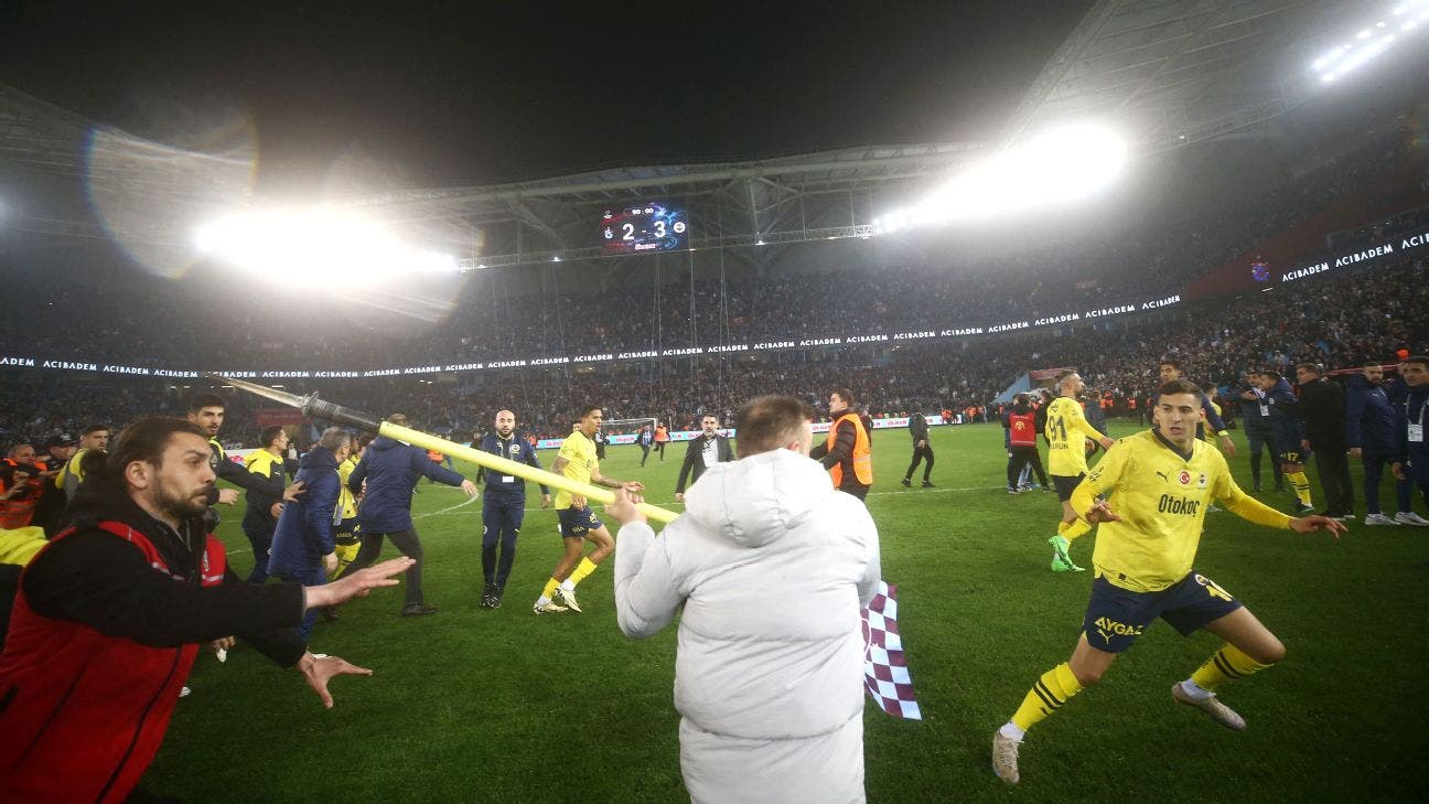 Los aficionados ultras del Trabzonspor agredieron a los jugadores del Fenerbahce