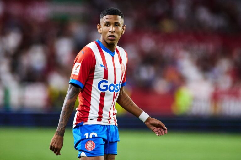 Savinho en una acción técnica con el Girona FC