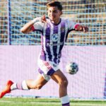 Chuki celebrando un gol con la camiseta del Real Valladolid en el José Zorrilla, señalando el escudo ante la mirada de Fran Escribá en marzo de 2026.