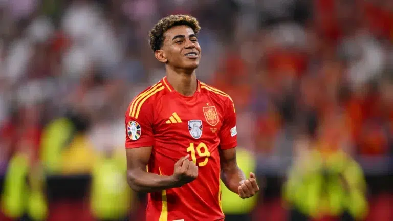 Lamine Yamal, extremo de la Selección Española con la camiseta roja número 19, celebrando con los puños cerrados y gesto de rabia durante un partido oficial.