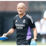 Antonio Pintus dirigiendo una carrera continua en el primer entrenamiento de Álvaro Arbeloa en Valdebebas