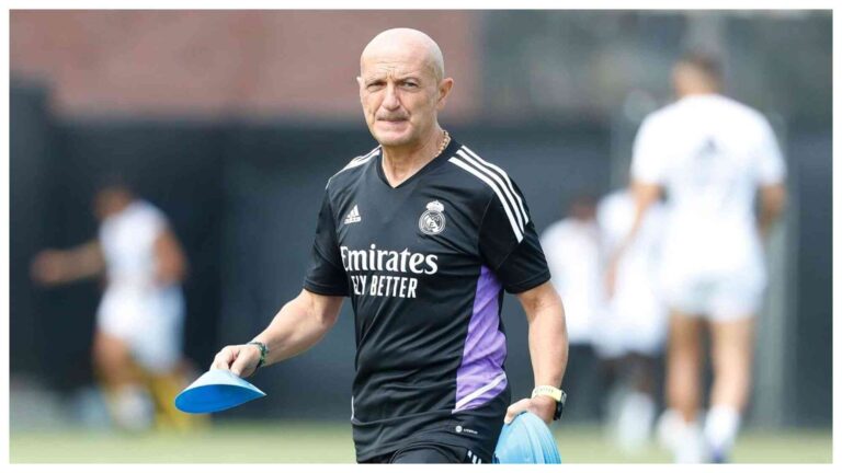Antonio Pintus dirigiendo una carrera continua en el primer entrenamiento de Álvaro Arbeloa en Valdebebas
