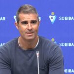 Gaizka Garitano, entrenador del Cádiz CF, analizando el partido contra el Deportivo en rueda de prensa.
