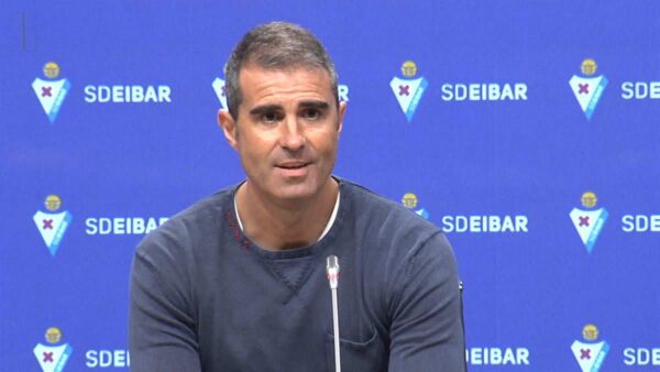 Gaizka Garitano, entrenador del Cádiz CF, analizando el partido contra el Deportivo en rueda de prensa.