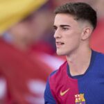 Gavi con la camiseta del FC Barcelona; el Real Betis solicita su cesión para la