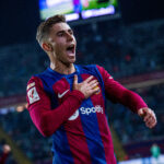 Fermín López celebrando una asistencia con Raphinha durante el derbi ante el Espanyol en enero de 2026.