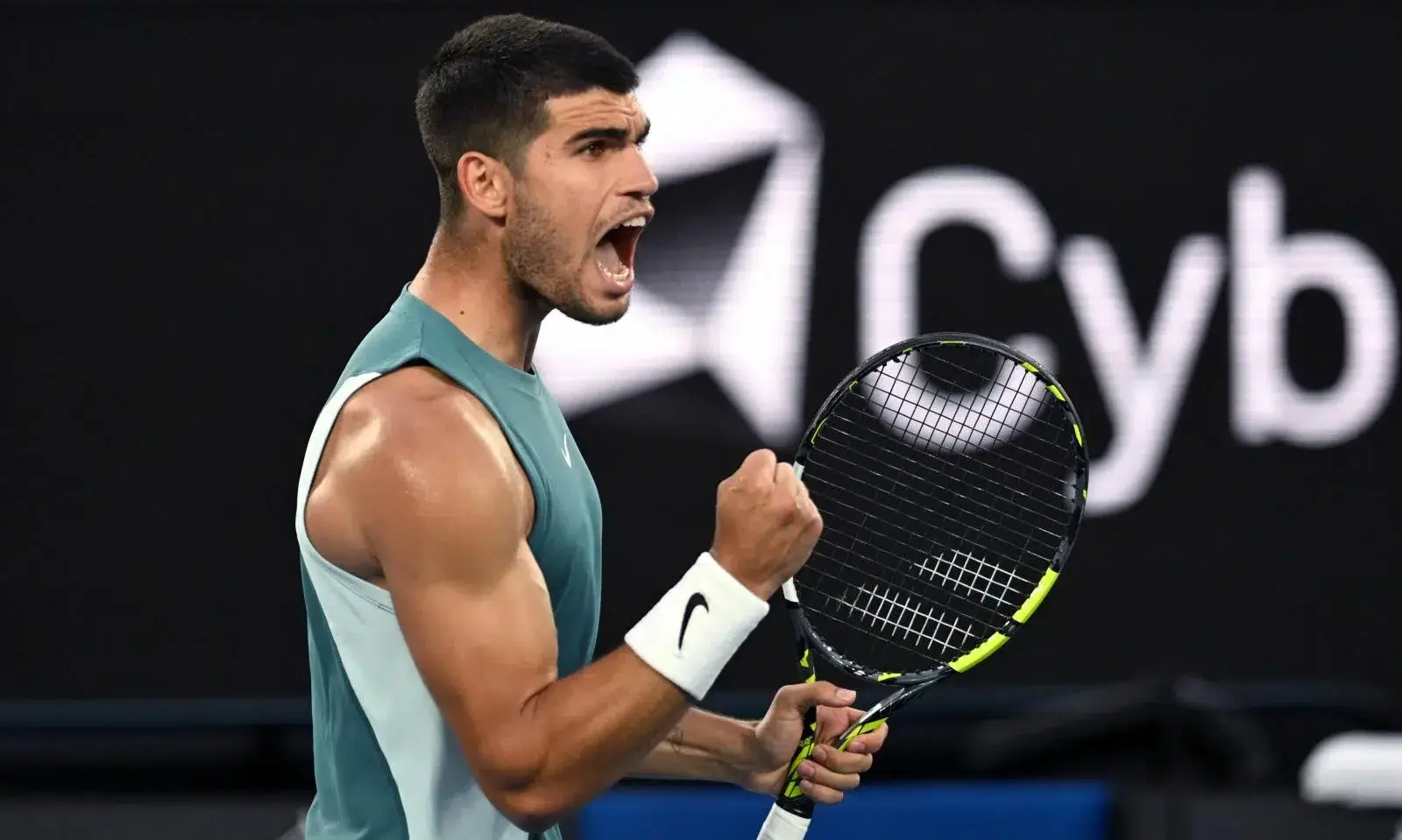 Carlos Alcaraz avanza con firmeza en el Open de Australia