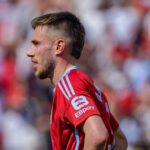 Óscar Mingueza, carrilero del Celta de Vigo, con expresión concentrada durante un partido de LaLiga.