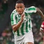 Natan con la camiseta del Real Betis Balompié corriendo durante un partido de fútbol en febrero de 2026.