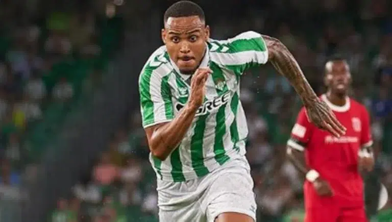 Natan con la camiseta del Real Betis Balompié corriendo durante un partido de fútbol en febrero de 2026.