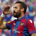 José Luis Morales, capitán del Levante UD, saludando a la grada con gesto serio en el Ciutat de València..