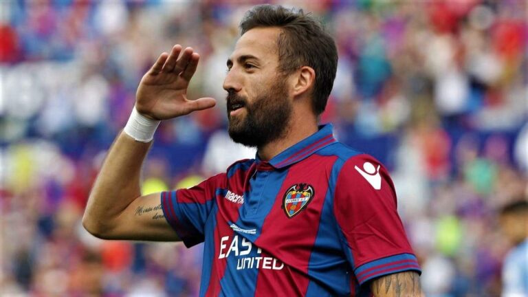 José Luis Morales, capitán del Levante UD, saludando a la grada con gesto serio en el Ciutat de València..