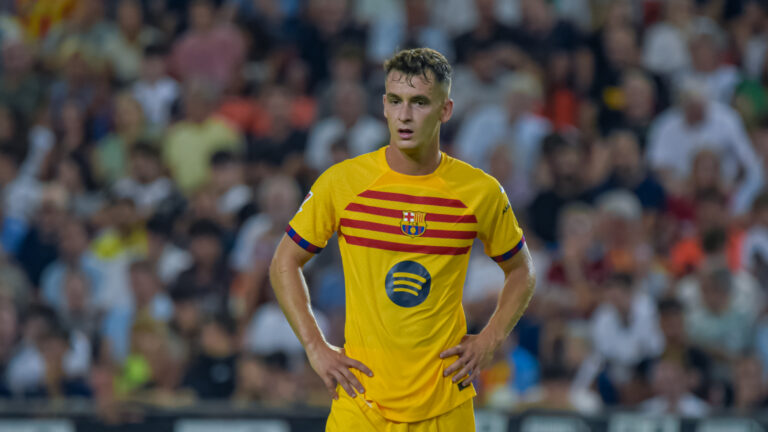 Marc Casadó en acción, pretendido por el Atlético de Madrid y clubes de la Premier League.