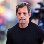 Quique Sánchez Flores con gesto serio durante un partido, el técnico madrileño que será el nuevo entrenador del Deportivo Alavés