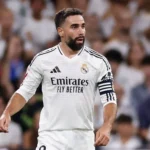 Dani Carvajal con el brazalete de capitán del Real Madrid, mirando al horizonte durante un partido en el Santiago Bernabéu.