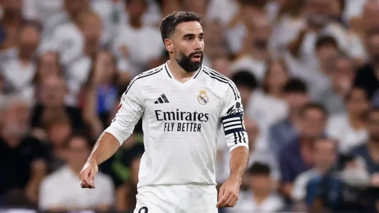 Dani Carvajal con el brazalete de capitán del Real Madrid, mirando al horizonte durante un partido en el Santiago Bernabéu.