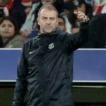 Hansi Flick dando instrucciones tácticas durante el Villarreal vs Barcelona en La Cerámica