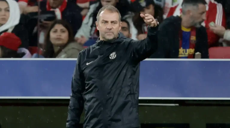 Hansi Flick dando instrucciones tácticas durante el Villarreal vs Barcelona en La Cerámica