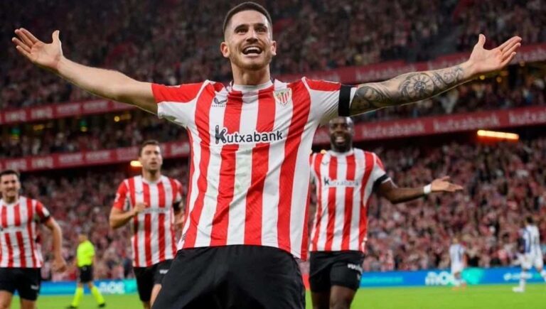 Oihan Sancet celebrando un gol con el Athletic Club, con los brazos abiertos ante la grada de San Mamés.