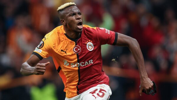 Victor Osimhen celebra un gol con la camiseta del Galatasaray en la Superliga turca