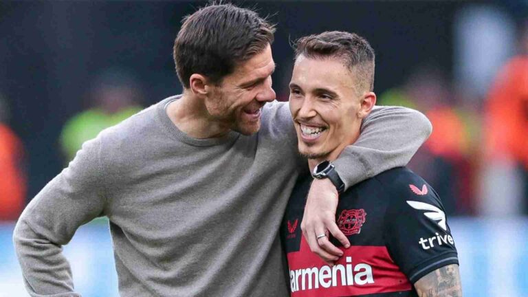 Alejandro Grimaldo celebrando un gol con el Bayer Leverkusen, pretendido por el Atlético de Madrid