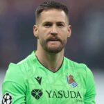 Alex Remiro dando instrucciones a su defensa durante un entrenamiento en Zubieta