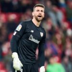Unai Simón dando instrucciones a su defensa durante un entrenamiento en Lezama en marzo de 2026, enfocado en el partido ante el Girona.