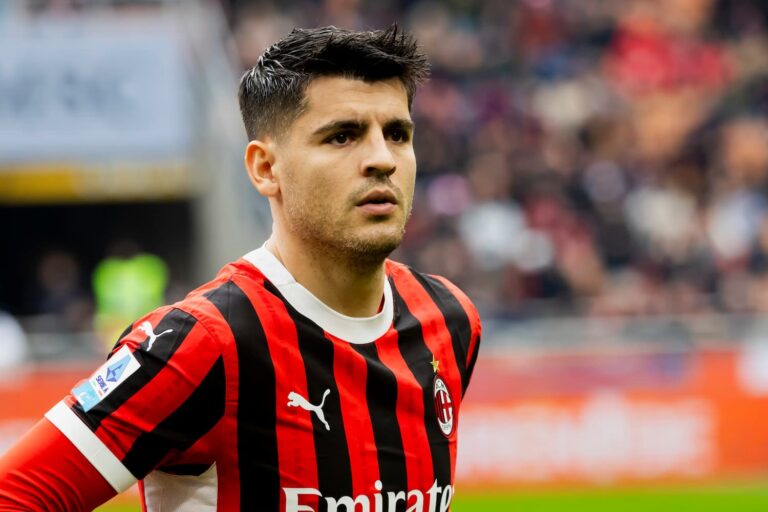 Álvaro Morata con la camiseta de la selección, valorando su fichaje por el Getafe en enero de 2026.