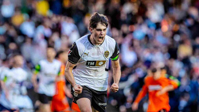 Javi Guerra durante un partido con el Valencia CF en Mestalla.
