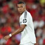 Kylian Mbappé haciendo gestos de desaprobación mientras Xabi Alonso ordena a los jugadores del Real Madrid hacer el pasillo al FC Barcelona.