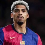 Ronald Araujo, central del FC Barcelona, con gesto serio durante un partido de Champions League.