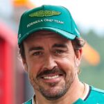 Luis Enrique en un fotomontaje con el escudo del FC Barcelona de fondo.