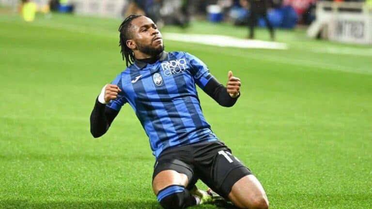 Ademola Lookman celebrando un gol con la Atalanta, objetivo prioritario del Napoli para enero de 2026.