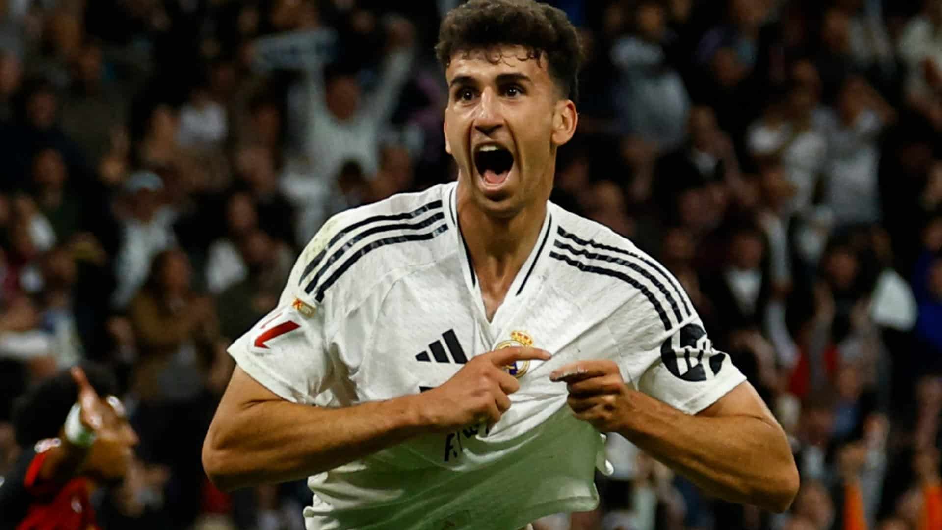 Jacobo Ramón, central del Como 1907, celebrando un partido antes de su regreso al Real Madrid por 8 millones de euros.